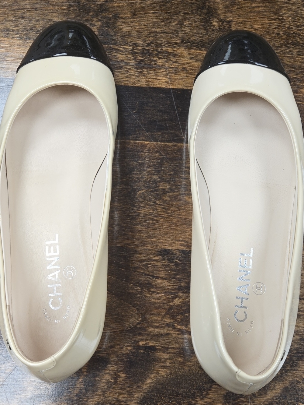 CHANEL Two-Tone Patent Leather Ballet Flats - Cream & Black